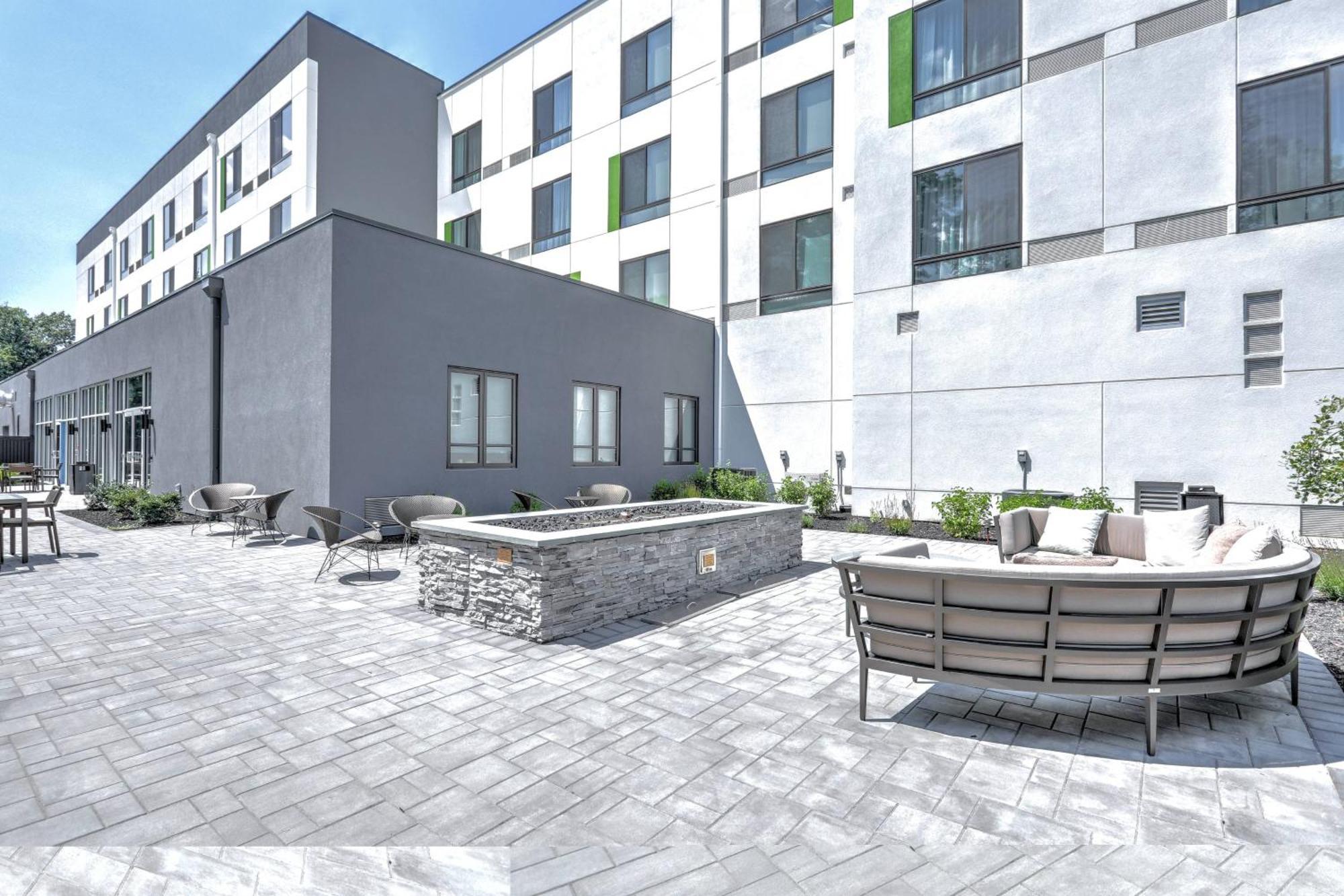 Courtyard By Marriott Deptford Hotel Almonesson Exterior photo